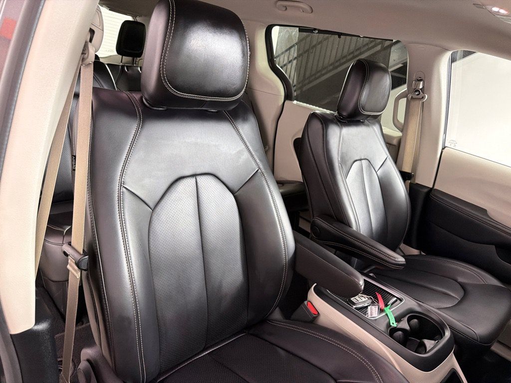 Used 2023 Chrysler Pacifica Touring-L FWD image 25