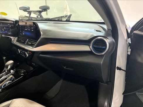 Used 2025 Chevrolet Trax LT w/ LT Convenience Package image 13