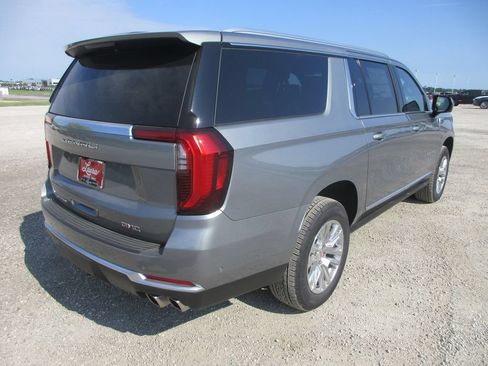 New 2026 GMC Yukon XL Denali w/ Sun & Power Step Package AWD/4WD image 4