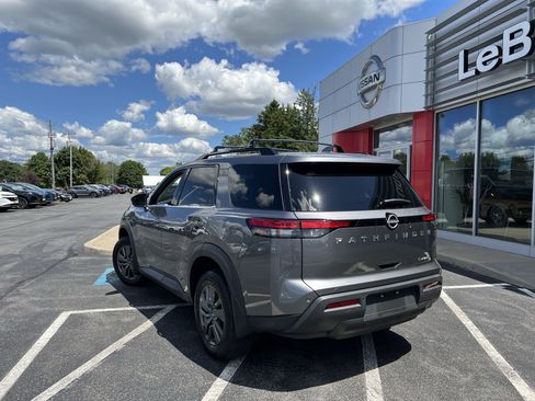 Used 2022 Nissan Pathfinder SV image 8
