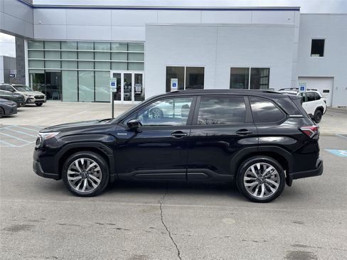 Used 2025 Subaru Forester Touring AWD/4WD image 2
