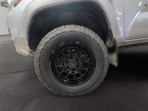 Used 2018 Toyota Tacoma TRD Sport w/ Technology Package AWD/4WD image 14