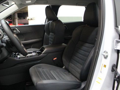 New 2025 Mitsubishi Outlander SE image 7