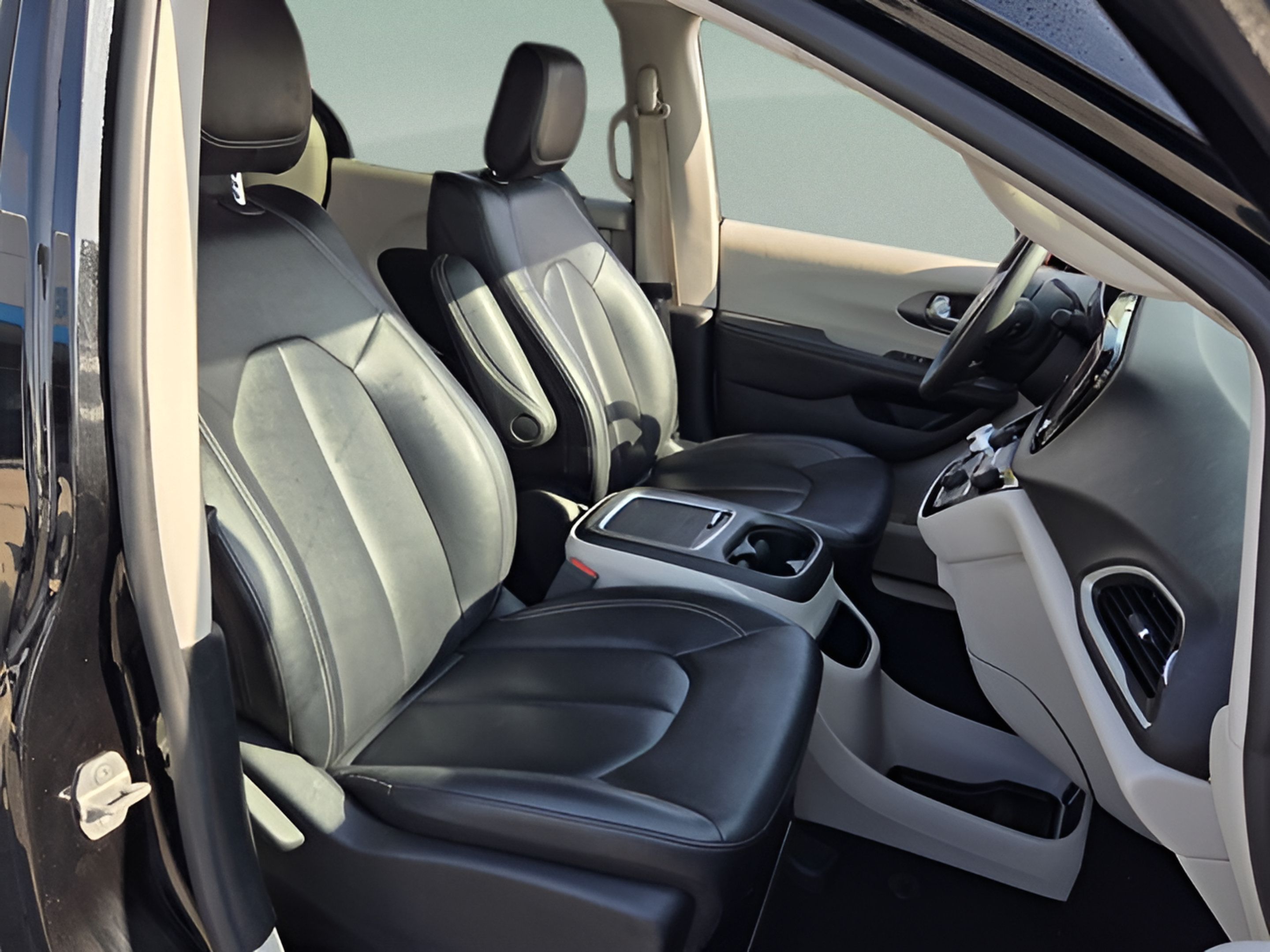 Used 2024 Chrysler Pacifica Touring-L FWD image 18