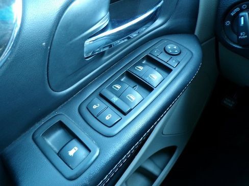 Used 2014 Chrysler Town & Country Touring image 24