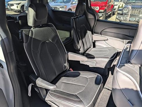 Used 2026 Chrysler Pacifica Limited FWD image 28