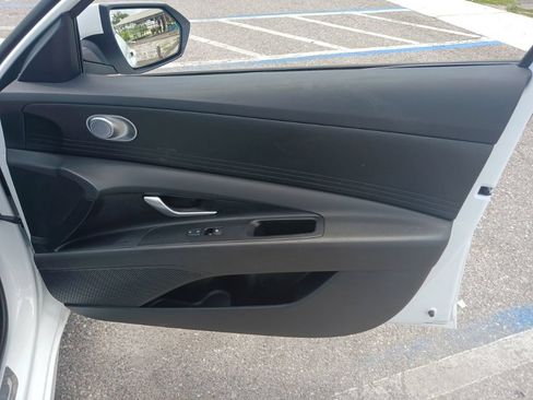 Used 2025 Hyundai Elantra SE FWD image 17