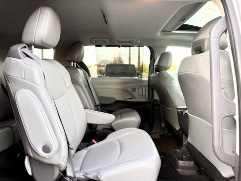 Used 2023 Toyota Sienna XLE image 22