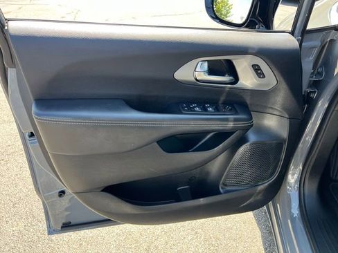 Used 2025 Chrysler Pacifica Select FWD image 11