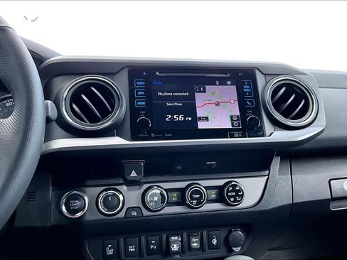 Used 2018 Toyota Tacoma TRD Off-Road w/ Technology Package AWD/4WD image 35
