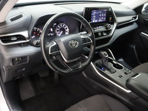 Used 2025 Toyota Highlander LE FWD image 13