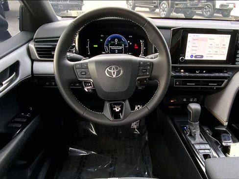 Used 2025 Toyota Camry SE image 5