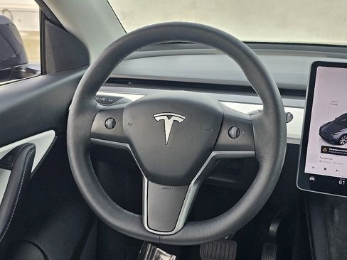 Used 2022 Tesla Model Y Long Range image 33