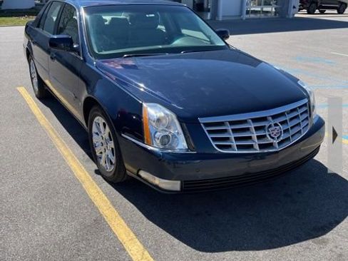 Used 2009 Cadillac DTS w/ Trunk Convenience Package FWD image 1