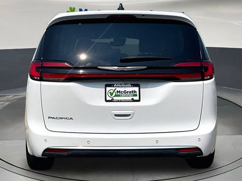 Used 2024 Chrysler Pacifica Touring-L FWD image 6