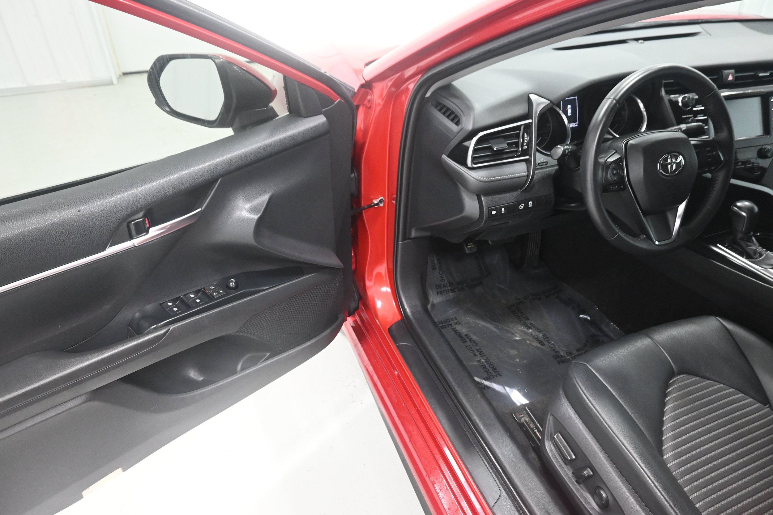 Used 2019 Toyota Camry SE FWD image 4