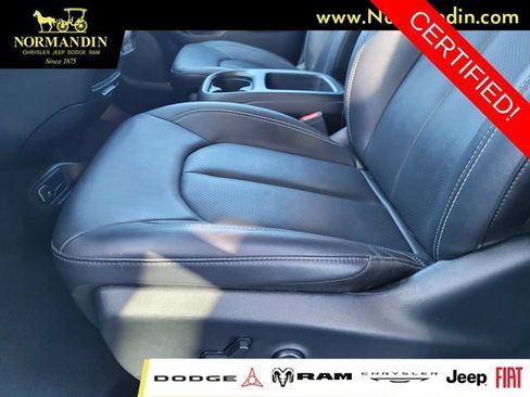 Certified 2025 Chrysler Pacifica Select FWD image 16