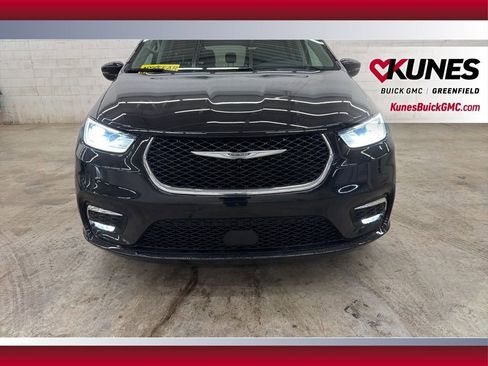 Used 2024 Chrysler Pacifica Touring-L image 13