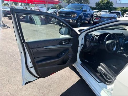 Used 2023 Nissan Maxima SV w/ Floor Mat Group FWD image 9