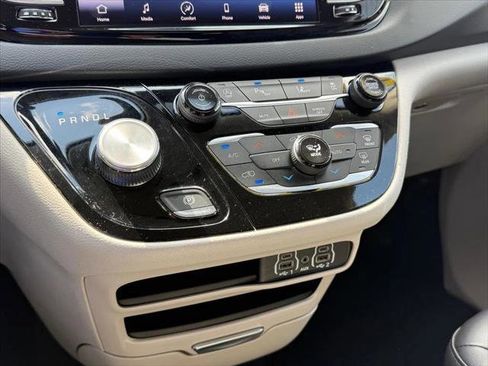 Certified 2023 Chrysler Pacifica Touring-L FWD image 15