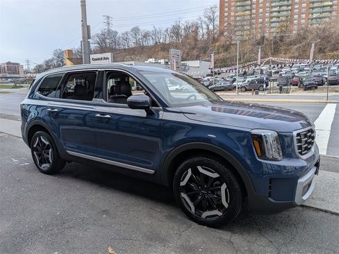 Certified 2023 Kia Telluride S image 5