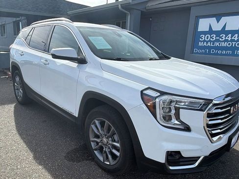 Used 2024 GMC Terrain SLT image 1
