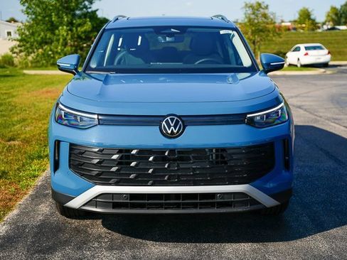 New 2025 Volkswagen Tiguan SE image 3