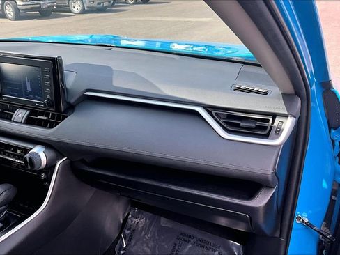 Used 2021 Toyota RAV4 LE w/ Carpet Mat Package (TMS) AWD/4WD image 17