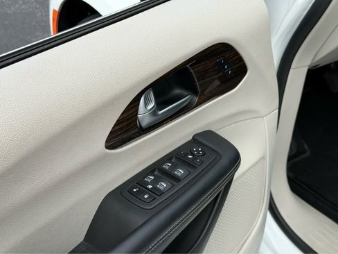 Used 2023 Chrysler Pacifica Limited FWD image 15