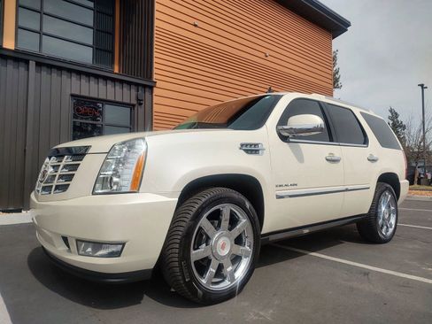 Used 2013 Cadillac Escalade Luxury image 1
