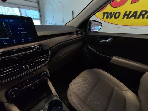 Used 2020 Ford Escape Titanium image 23