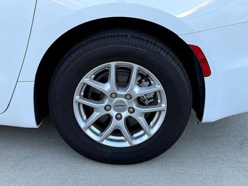 Used 2024 Chrysler Pacifica Touring-L image 10