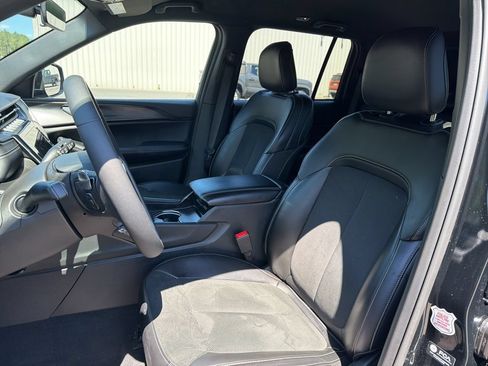 Used 2025 Jeep Grand Cherokee Altitude AWD/4WD image 9