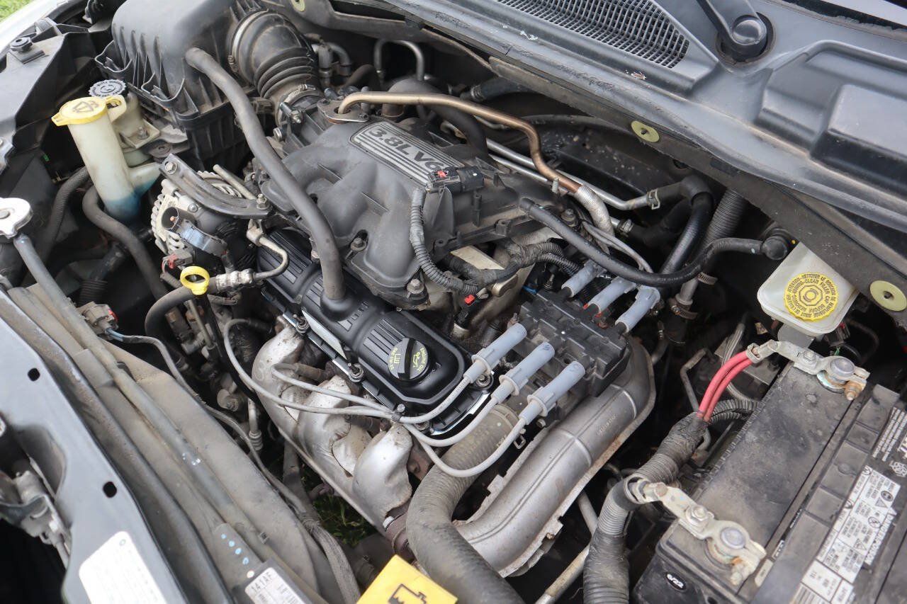 Used 2010 Volkswagen Routan SE FWD image 38
