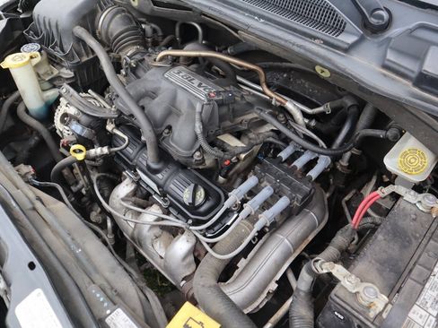 Used 2010 Volkswagen Routan SE FWD image 38