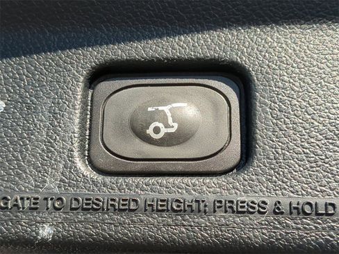 Used 2018 Ford Explorer XLT w/ Equipment Group 202A image 10