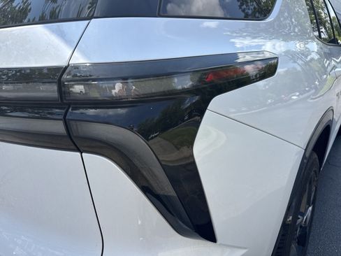 Used 2025 Chevrolet Traverse RS FWD image 10