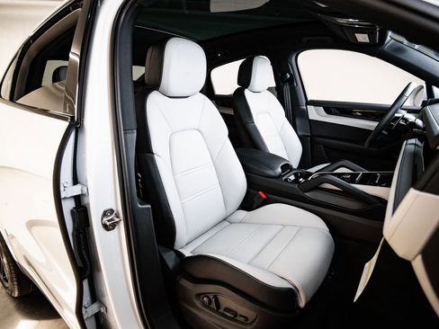 New 2026 Porsche Cayenne Coupe AWD/4WD image 28