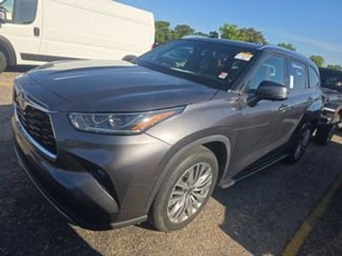 Used 2023 Toyota Highlander Platinum FWD image 3