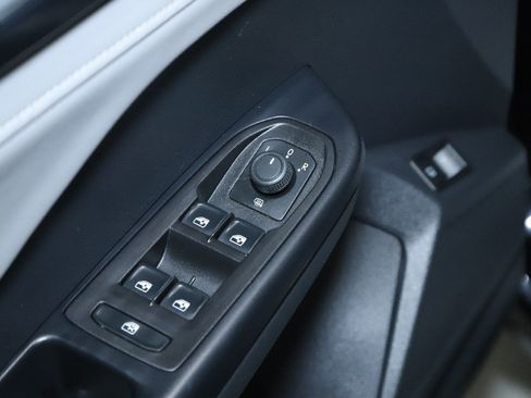 Used 2024 Volkswagen Taos SE image 16