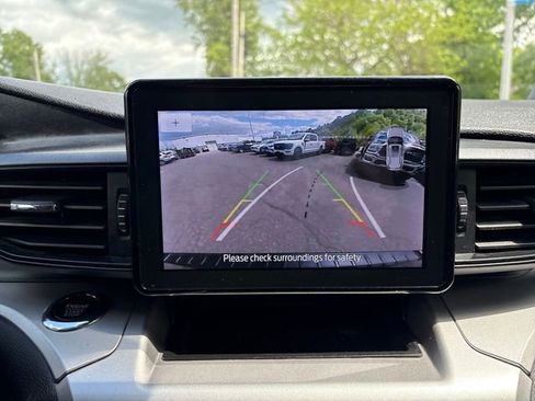 Used 2022 Ford Explorer XLT AWD/4WD image 16