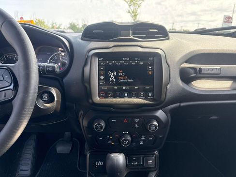 Used 2021 Jeep Renegade Latitude AWD/4WD image 12