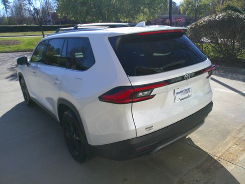 Used 2024 Toyota Grand Highlander Limited image 10