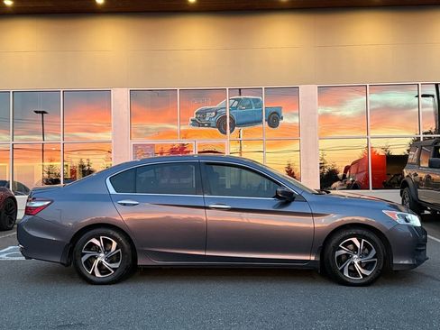 Used 2017 Honda Accord LX image 4