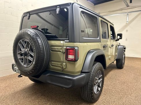 Used 2025 Jeep Wrangler Unlimited Sport AWD/4WD image 2