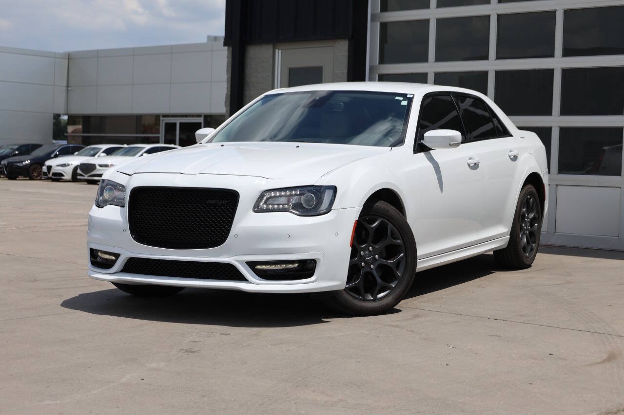Used 2022 Chrysler 300 Touring L AWD/4WD image 3