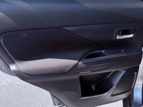 Used 2020 Mitsubishi Outlander ES FWD image 12