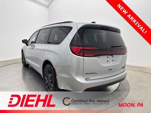 Used 2026 Chrysler Pacifica Limited w/ S Appearance Package AWD/4WD image 5