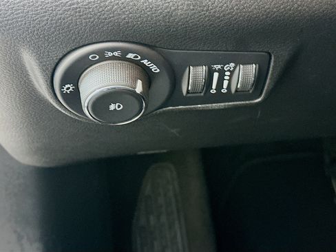 Used 2025 Jeep Compass Limited image 17