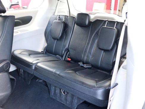 Used 2024 Chrysler Pacifica Limited FWD image 13